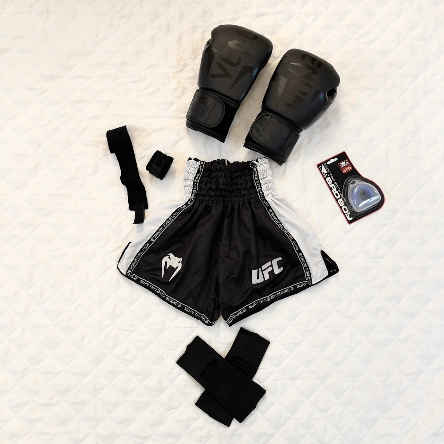 NEW Pack Venum Noir ( Gants Venum Noir + Protege dent + Short Rouge Venum + Bonde Main 4,5 m + Bonde Cheville )