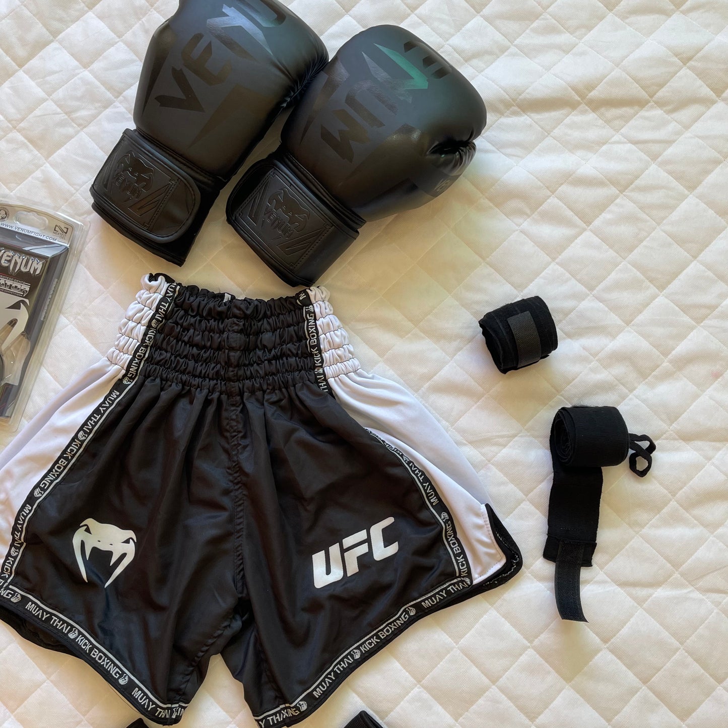 Black Pack Venum ( Short Venum + Gants Venum + Bonde main + Bonde Pied + Protege dent Venum )