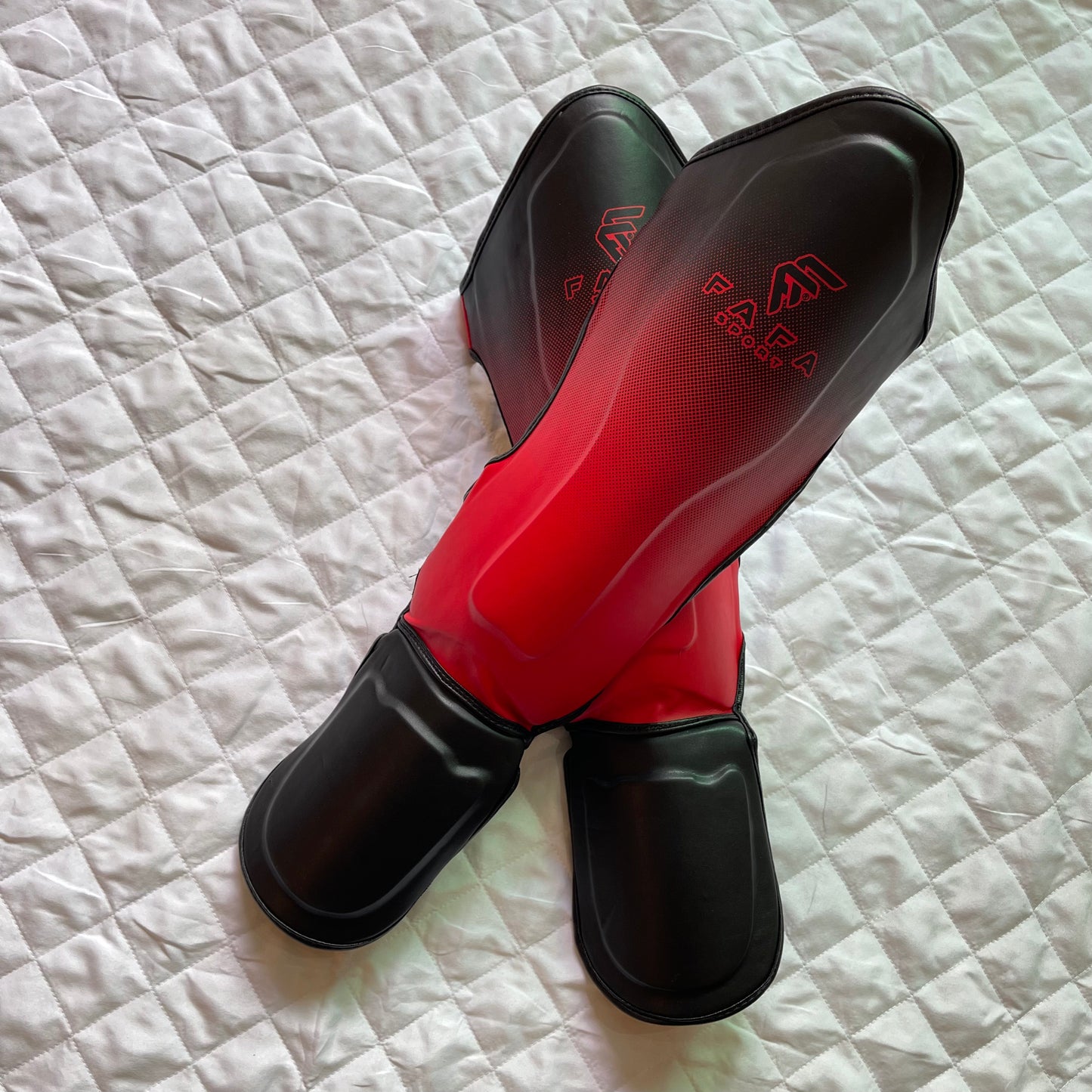 Protege Tibia FAFA Rouge/Noir - ADRIFIT