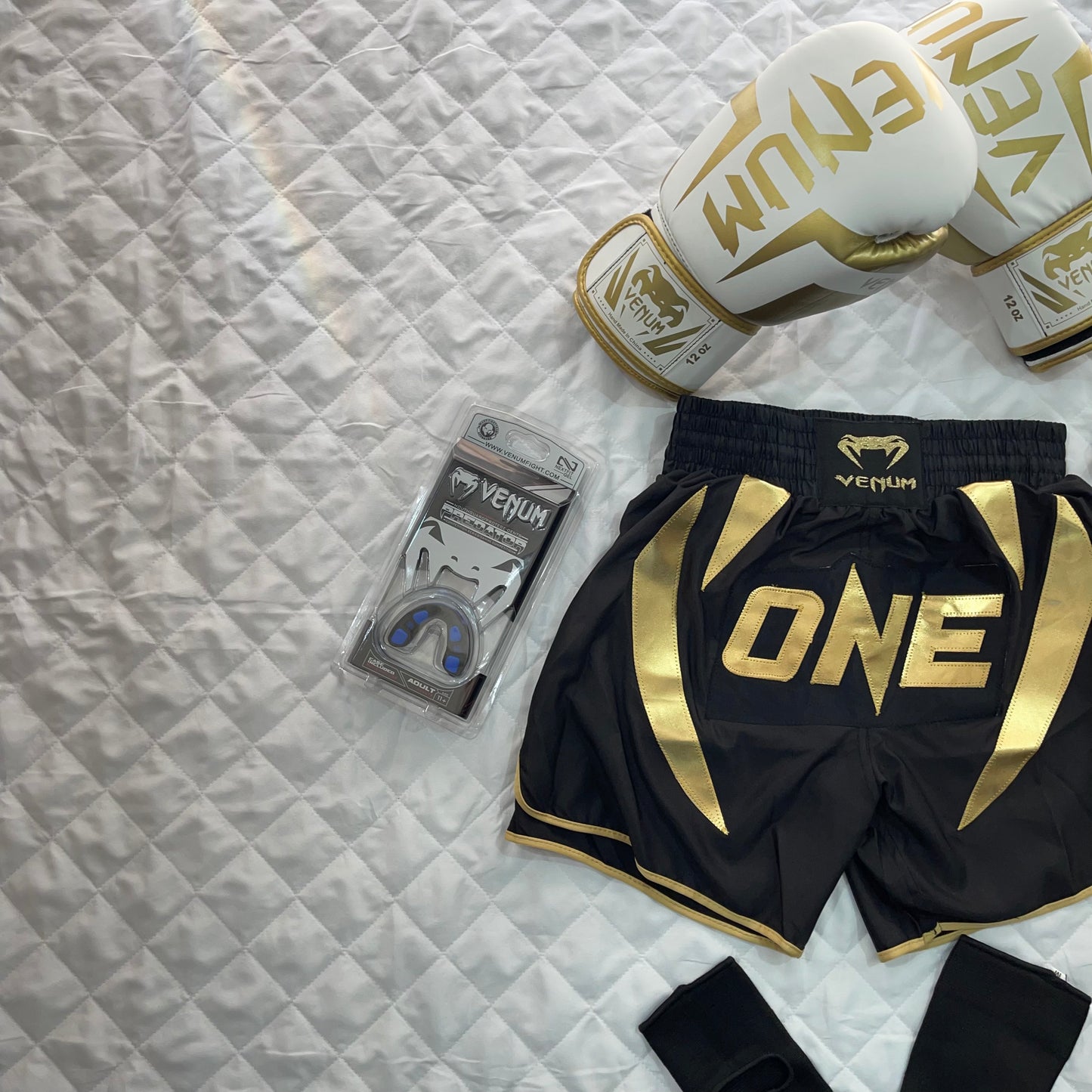 Pack Venum Blanche ( Gant Venum Gold + Protege dent Venum + Bonde 4,5m + Bonde Cheville + Short ONE )