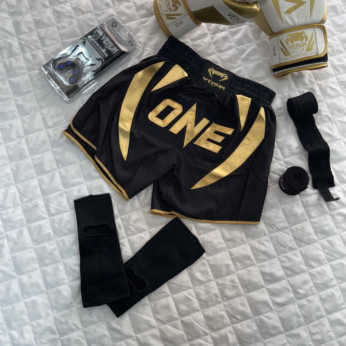 Pack Venum Blanche ( Gant Venum Gold + Protege dent Venum + Bonde 4,5m + Bonde Cheville + Short ONE )
