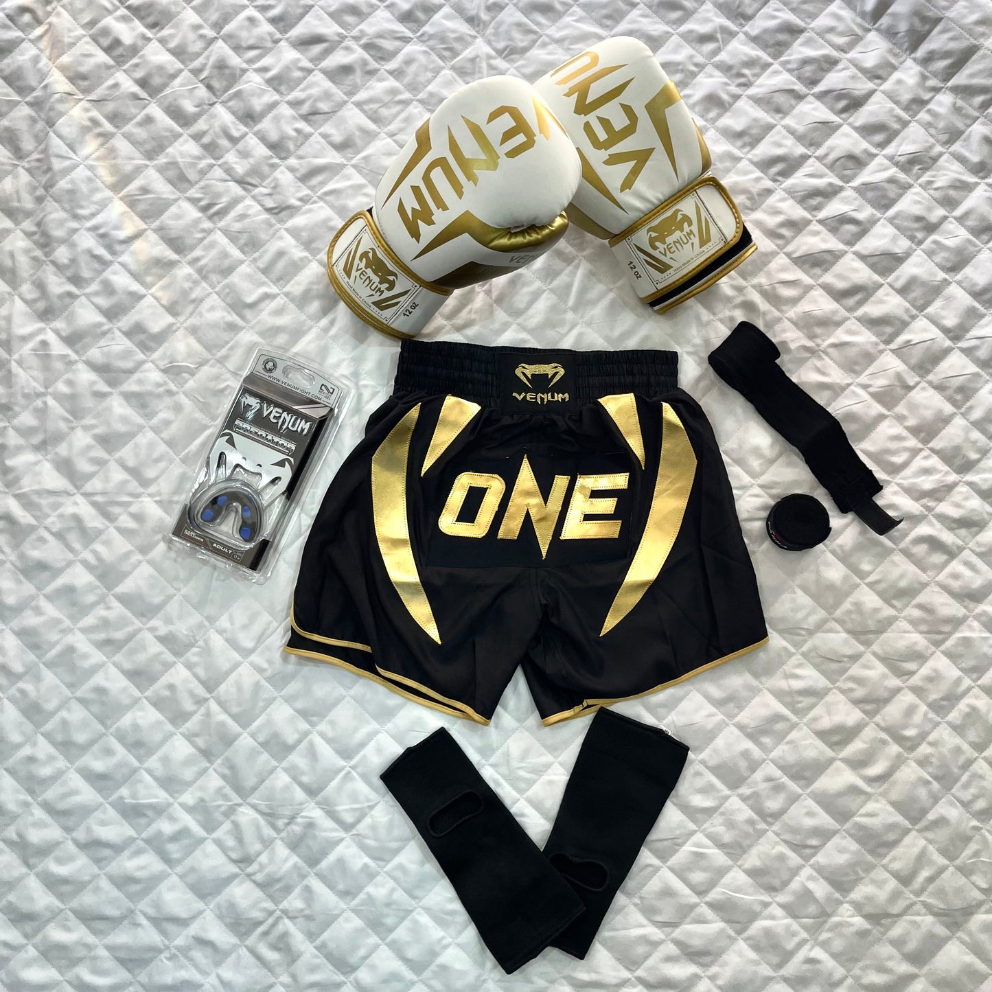 Pack Venum Blanche ( Gant Venum Gold + Protege dent Venum + Bonde 4,5m + Bonde Cheville + Short ONE )