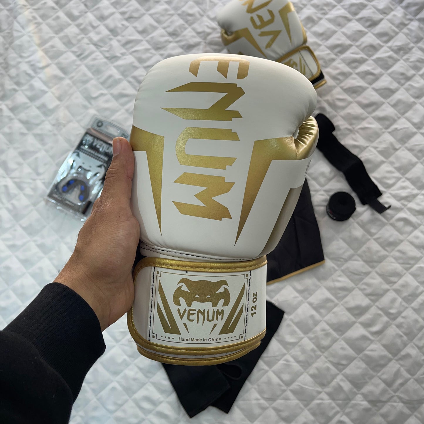 Pack Venum Blanche ( Gant Venum Gold + Protege dent Venum + Bonde 4,5m + Bonde Cheville + Short ONE )