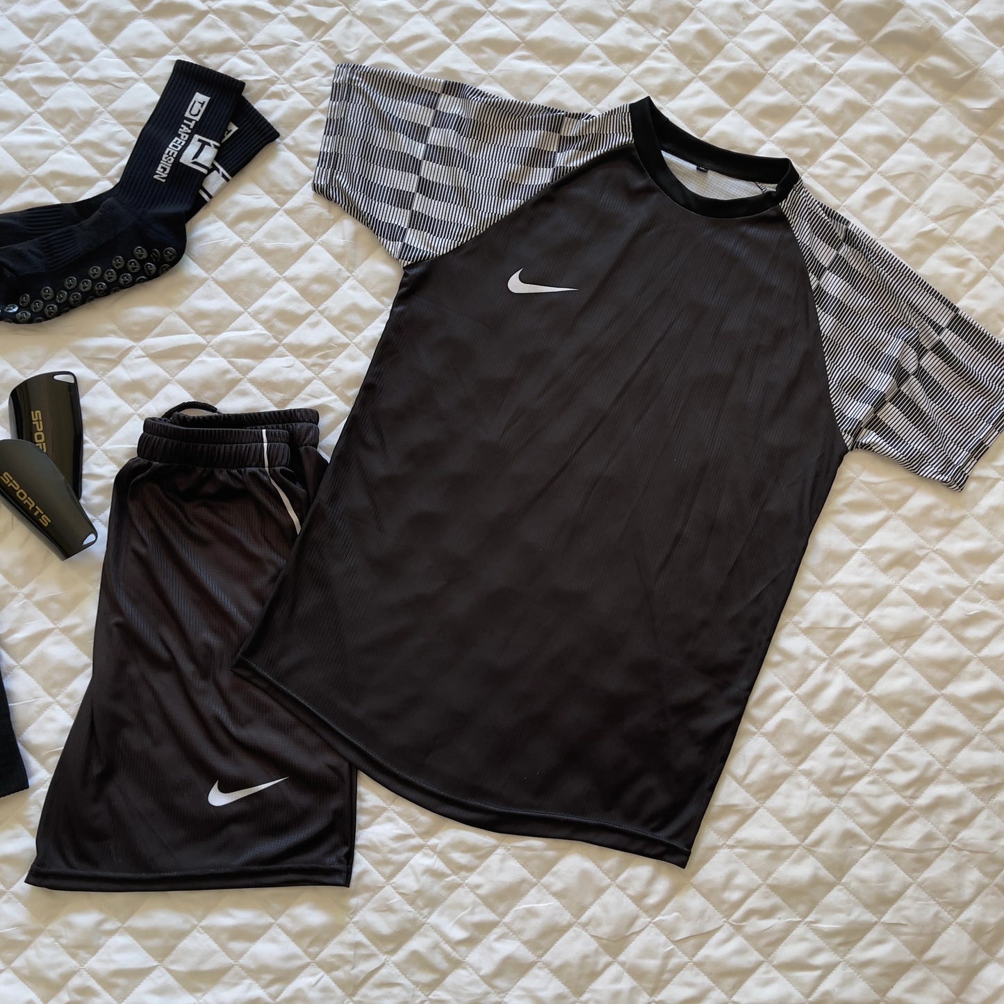Pack Elite Footballeur( Ensemble Nlke + Protege Tibia + chaussettes en silicone + chaussettes longues )