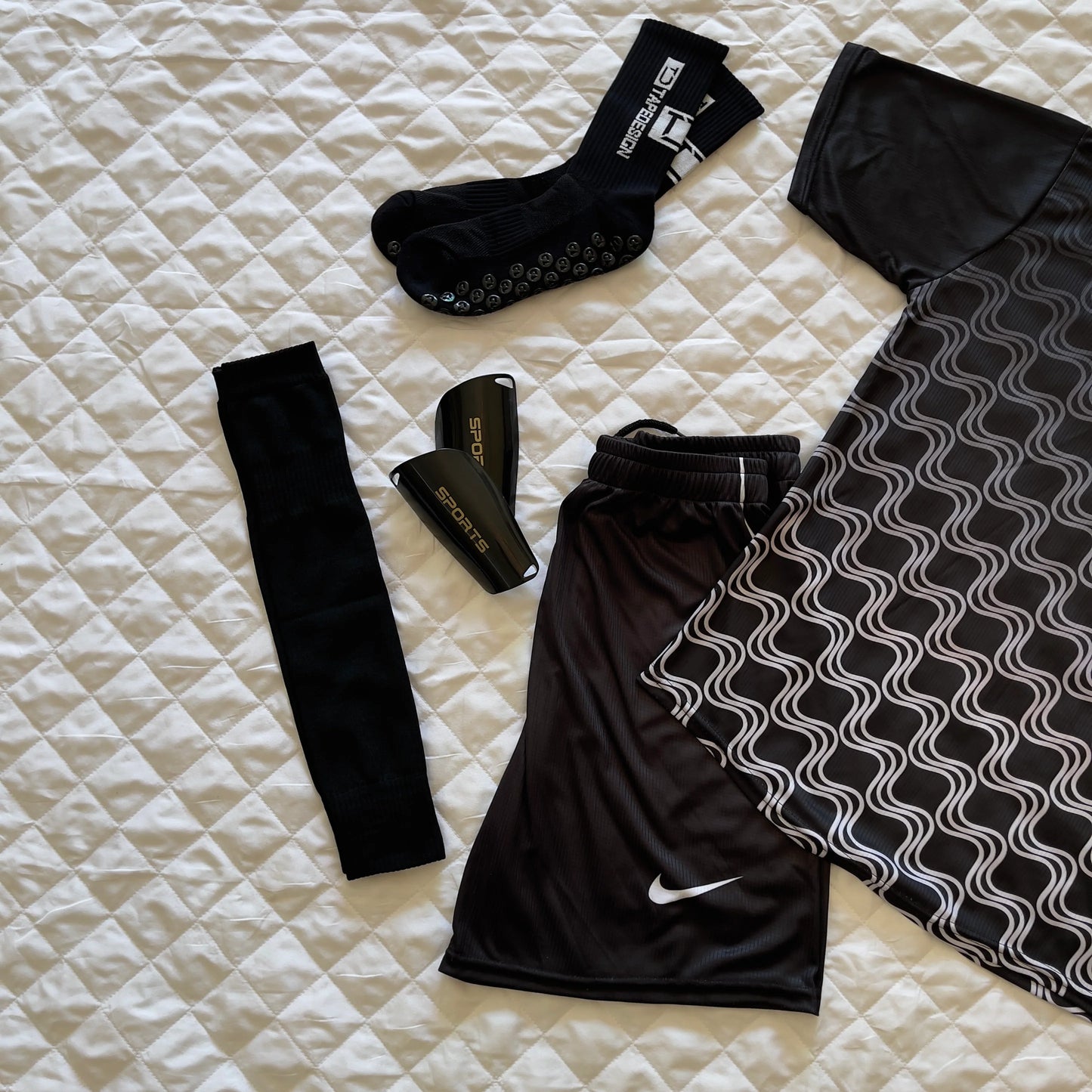 Pack Pro Footballeur( Ensemble Nlke + Protege Tibia + chaussettes en silicone + chaussettes longues )