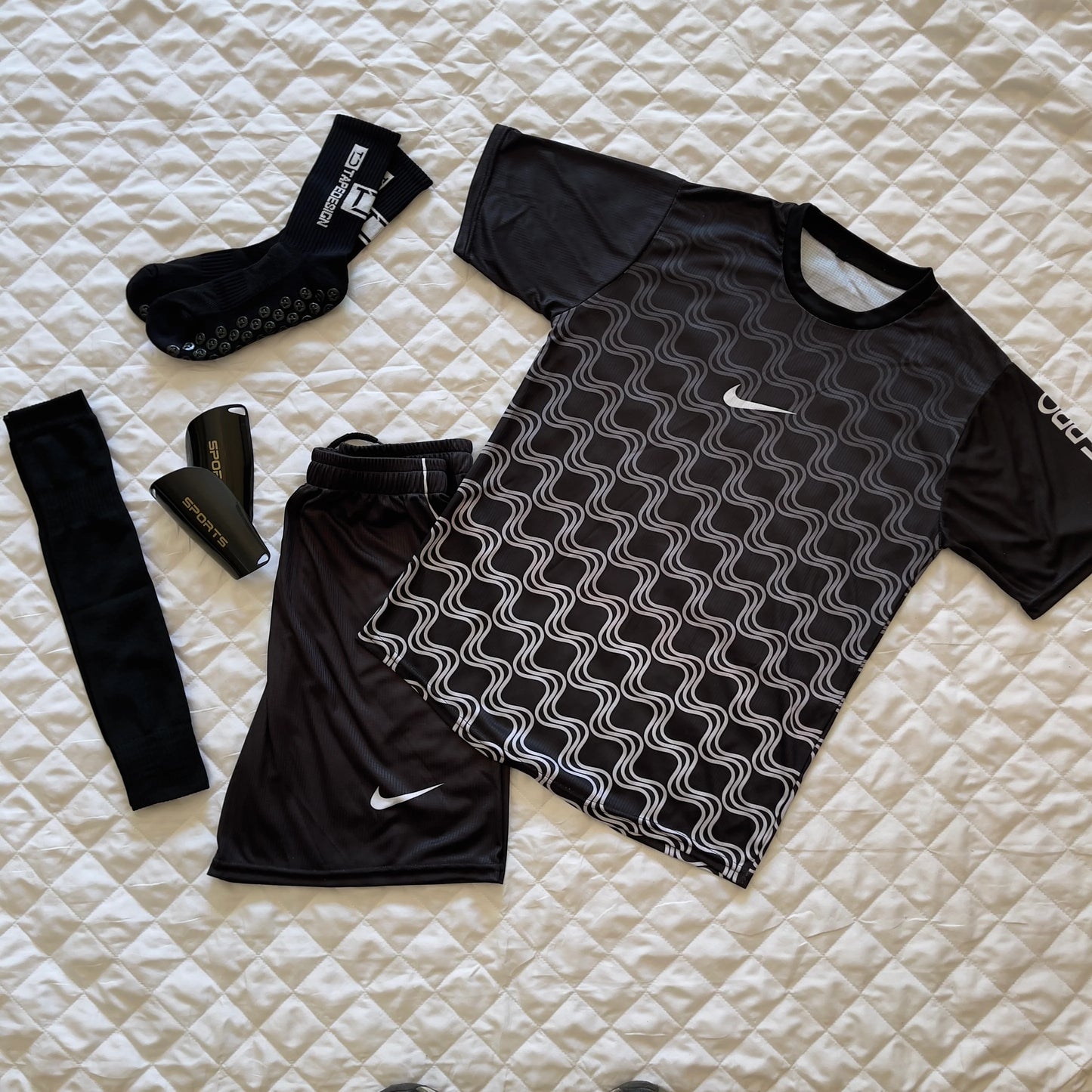 Pack Pro Footballeur( Ensemble Nlke + Protege Tibia + chaussettes en silicone + chaussettes longues )