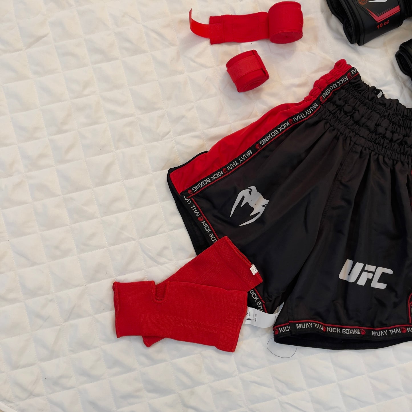 NEW Pack Venum Rouge ( Gants Venum + Protege dent + Short Rouge + Bonde Main 4,5 m + Bonde Cheville