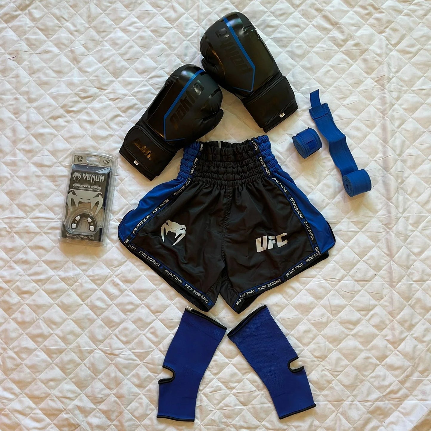 Pack de Boxe Blue ( Bonde main 4,5m + Bonde cheville + Protege dent Venum + Short Venum + Gant Pakka Blue )