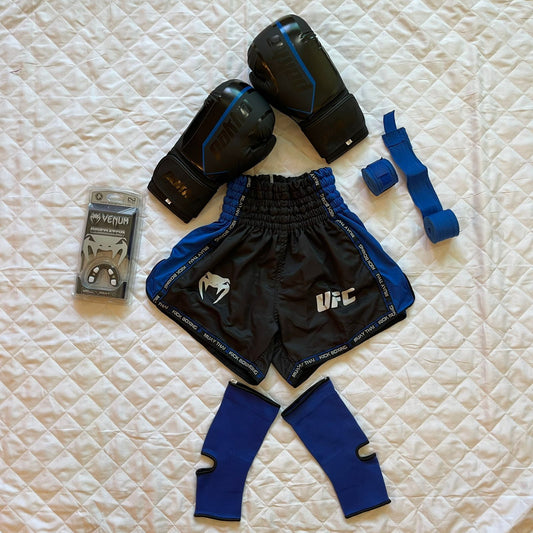Pack de Boxe Pack Pakka ( Gants Pakka + Bonde main 4,5m + Bonde Cheville + Short Venum + Protege Dent Venum )