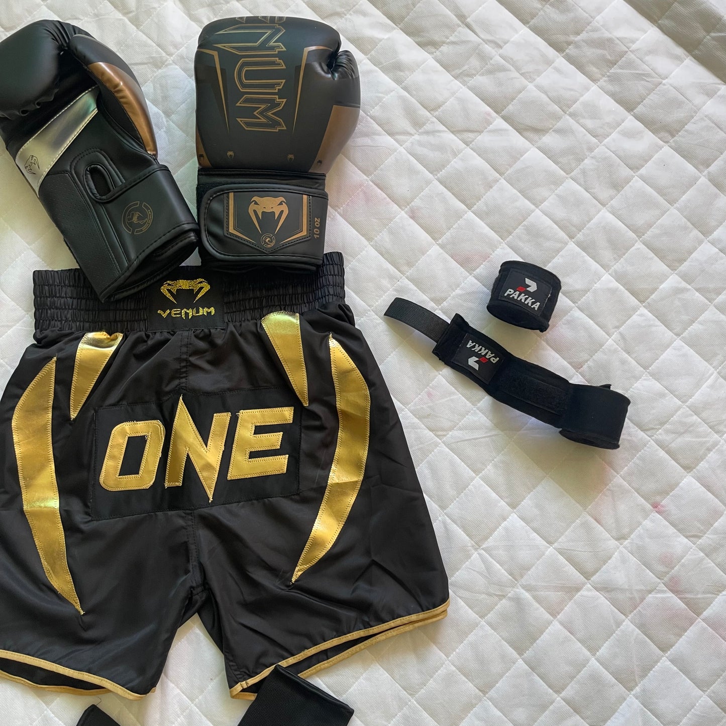 Gold Pack: ONE Short + Venum Gant + Protege dent Venum + Bonde main + Bonde Pied