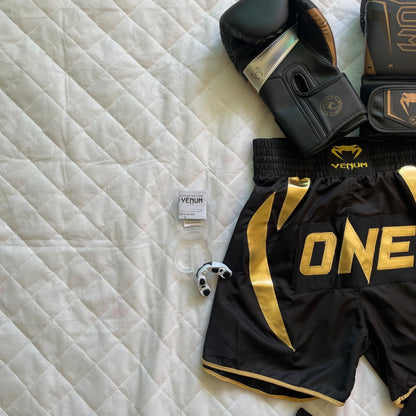 Gold Pack: ONE Short + Venum Gant + Protege dent Venum + Bonde main + Bonde Pied
