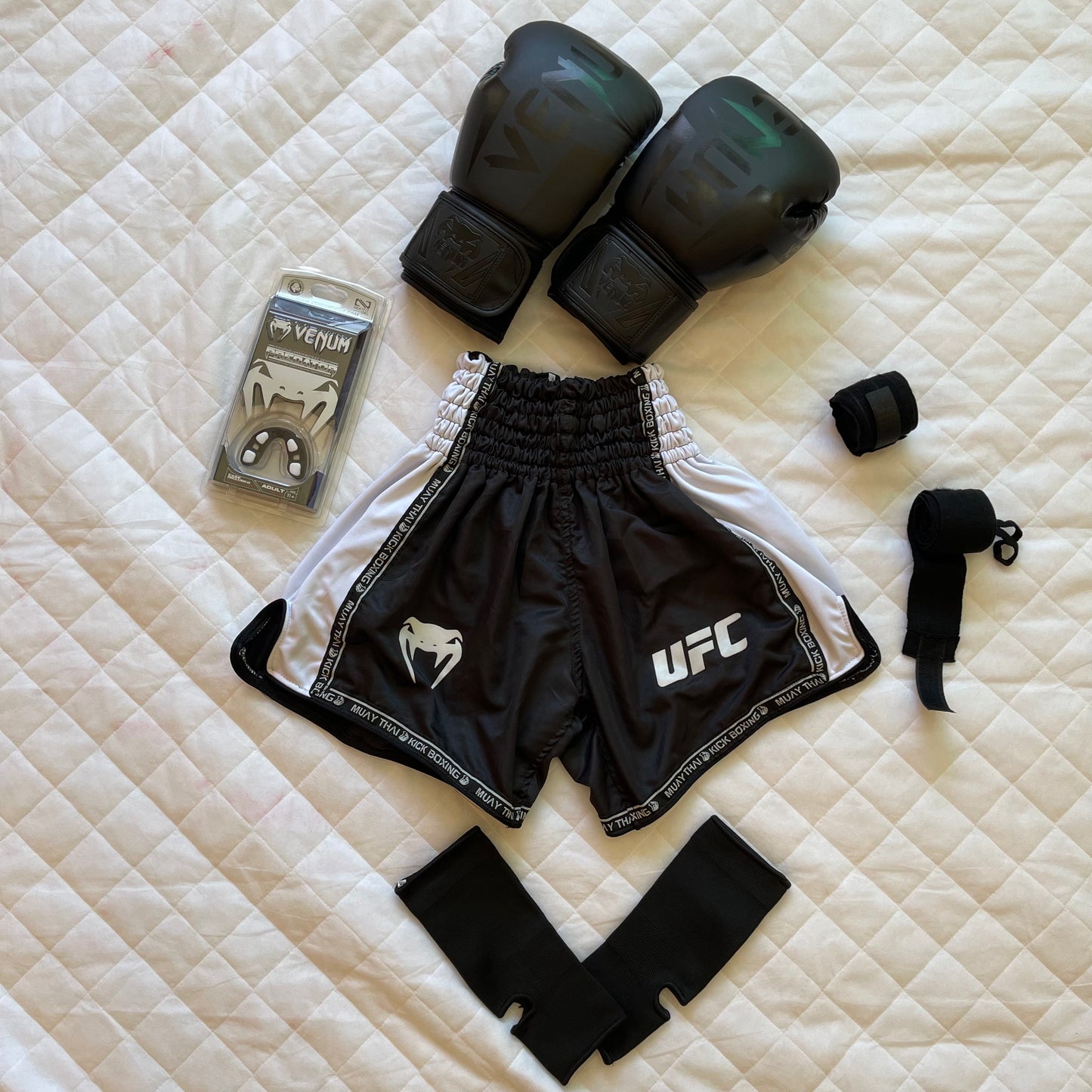 Black Pack Venum ( Short Venum + Gants Venum + Bonde main + Bonde Pied + Protege dent Venum )