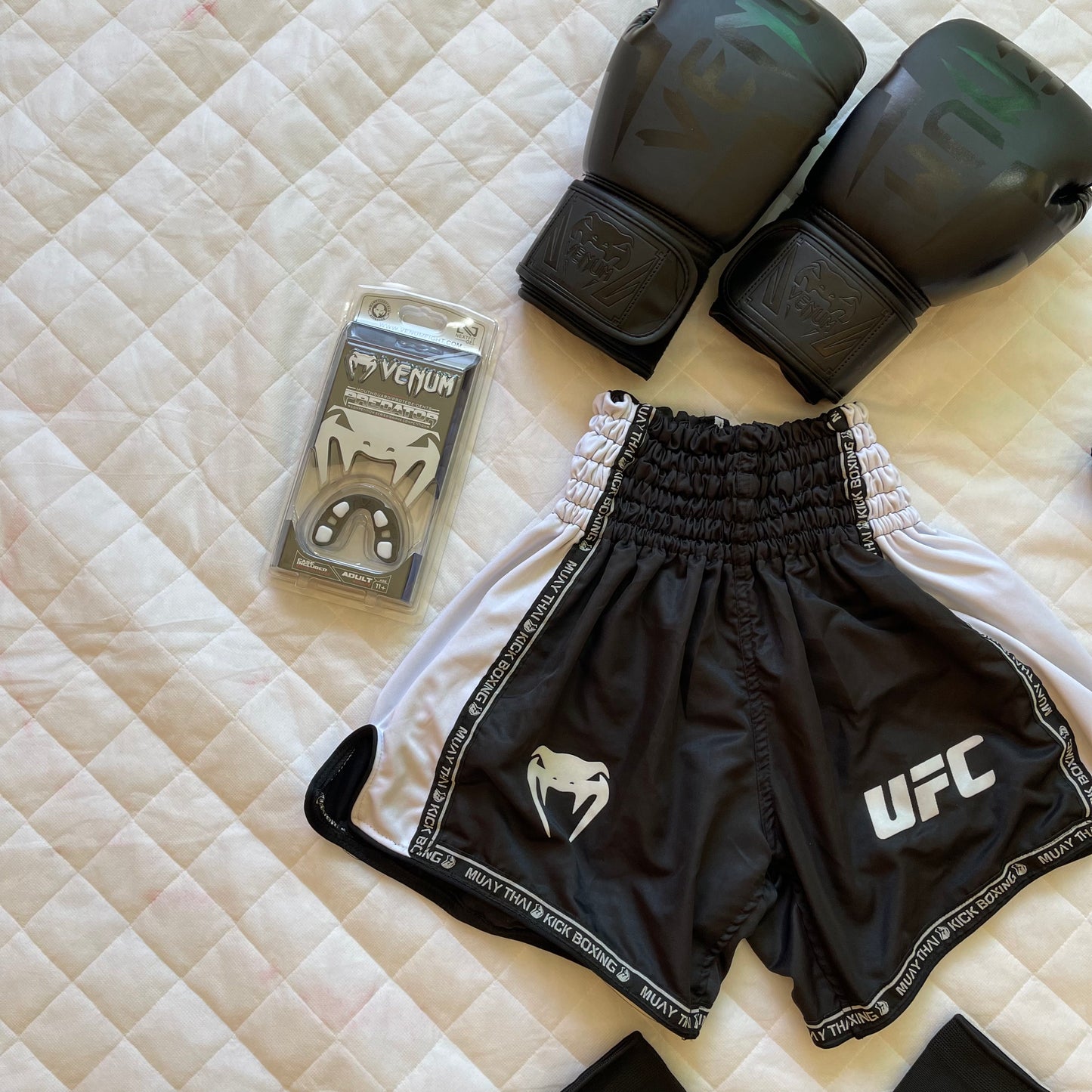 Black Pack Venum ( Short Venum + Gants Venum + Bonde main + Bonde Pied + Protege dent Venum )