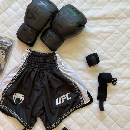Black Pack Venum ( Short Venum + Gants Venum + Bonde main + Bonde Pied + Protege dent Venum )