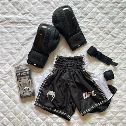 Boxe Noir Pack ( Short Venum + Gant Pakka Noir + Protege Dent Venum + Bonde noir 4,5m )