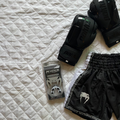 Boxe Noir Pack ( Short Venum + Gant Pakka Noir + Protege Dent Venum + Bonde noir 4,5m )