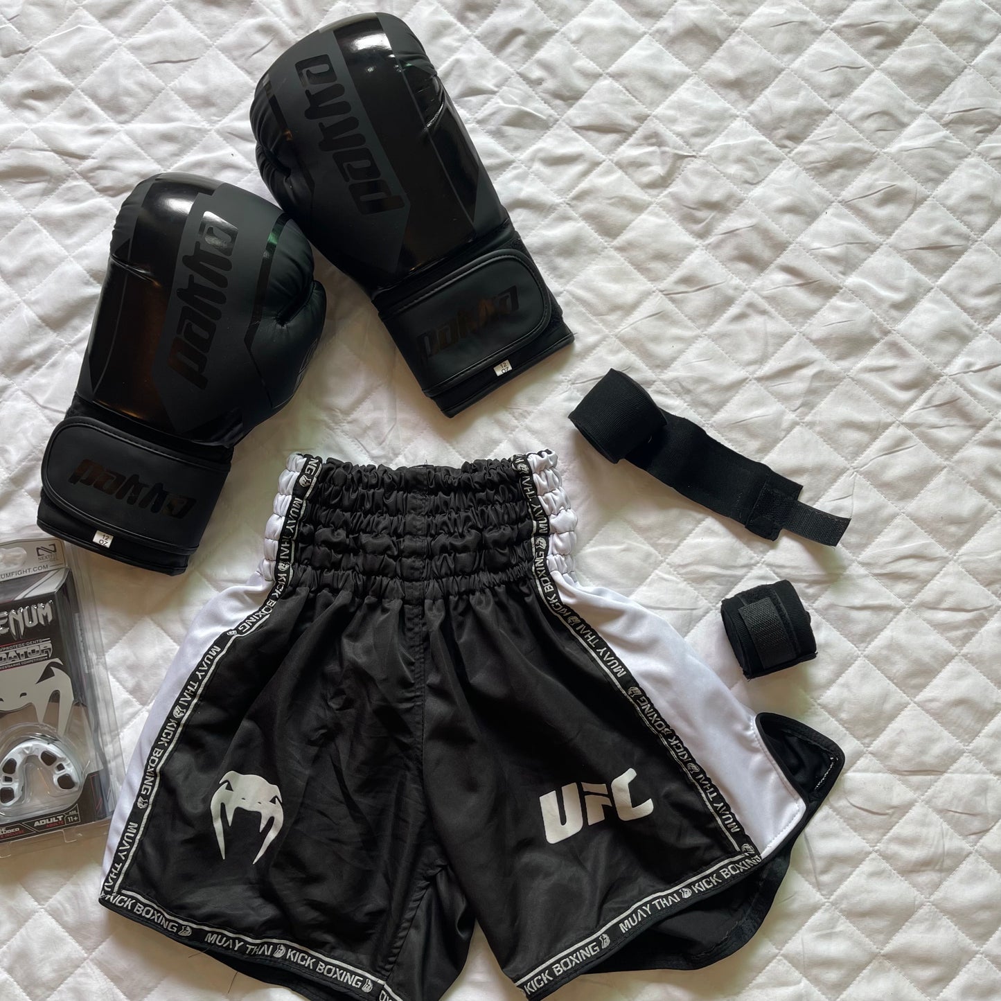 Boxe Noir Pack ( Short Venum + Gant Pakka Noir + Protege Dent Venum + Bonde noir 4,5m )