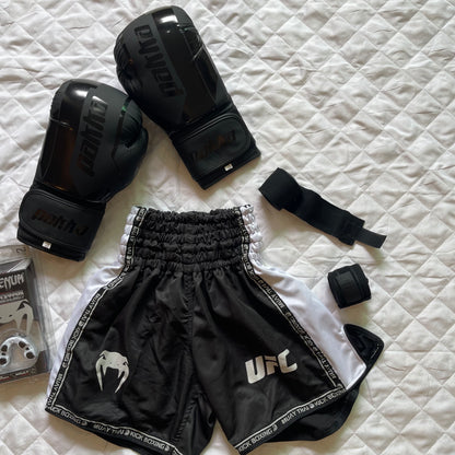 Boxe Noir Pack ( Short Venum + Gant Pakka Noir + Protege Dent Venum + Bonde noir 4,5m )