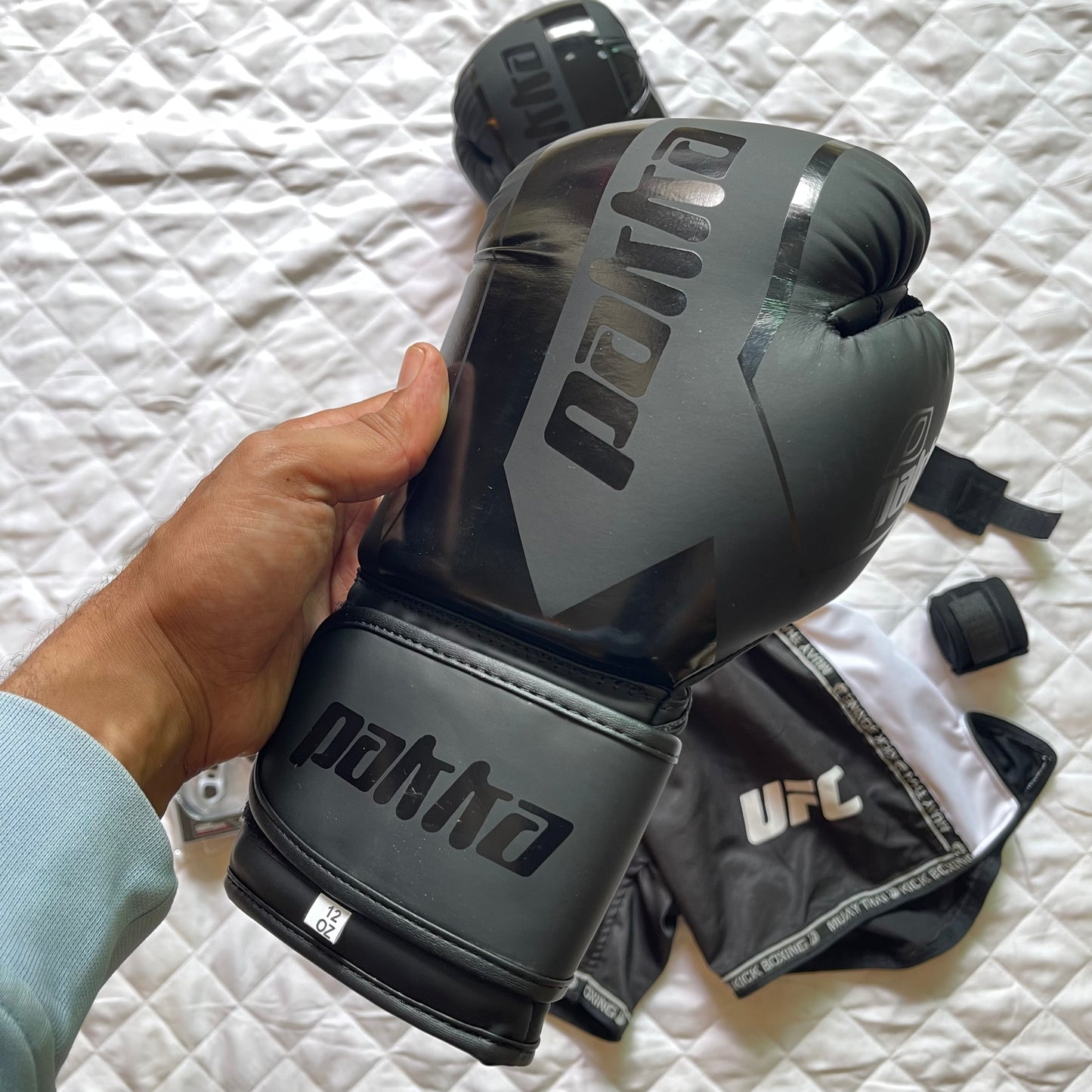 Pack de Boxe Noir ( Short Venum + Gant Pakka Noir + Protege Dent BadBoy + Bonde noir 4,5m )