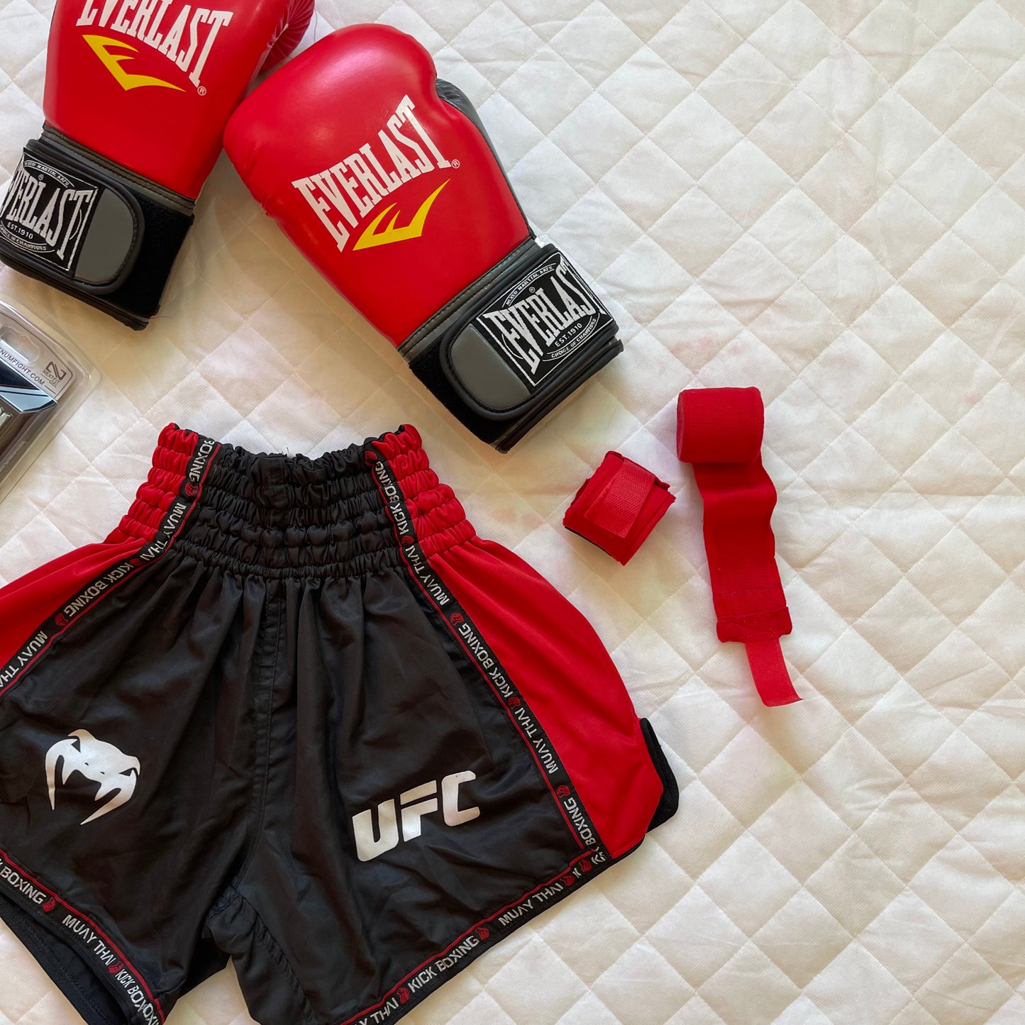 Pack de Boxe EverLast ( Gant Everlast + Short Venum + Protege Dent Venum + Bonde 4,5 )
