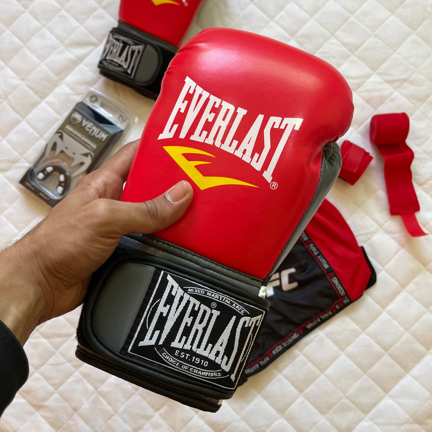 Pack de Boxe EverLast ( Gant Everlast + Short Venum + Protege Dent Venum + Bonde 4,5 )