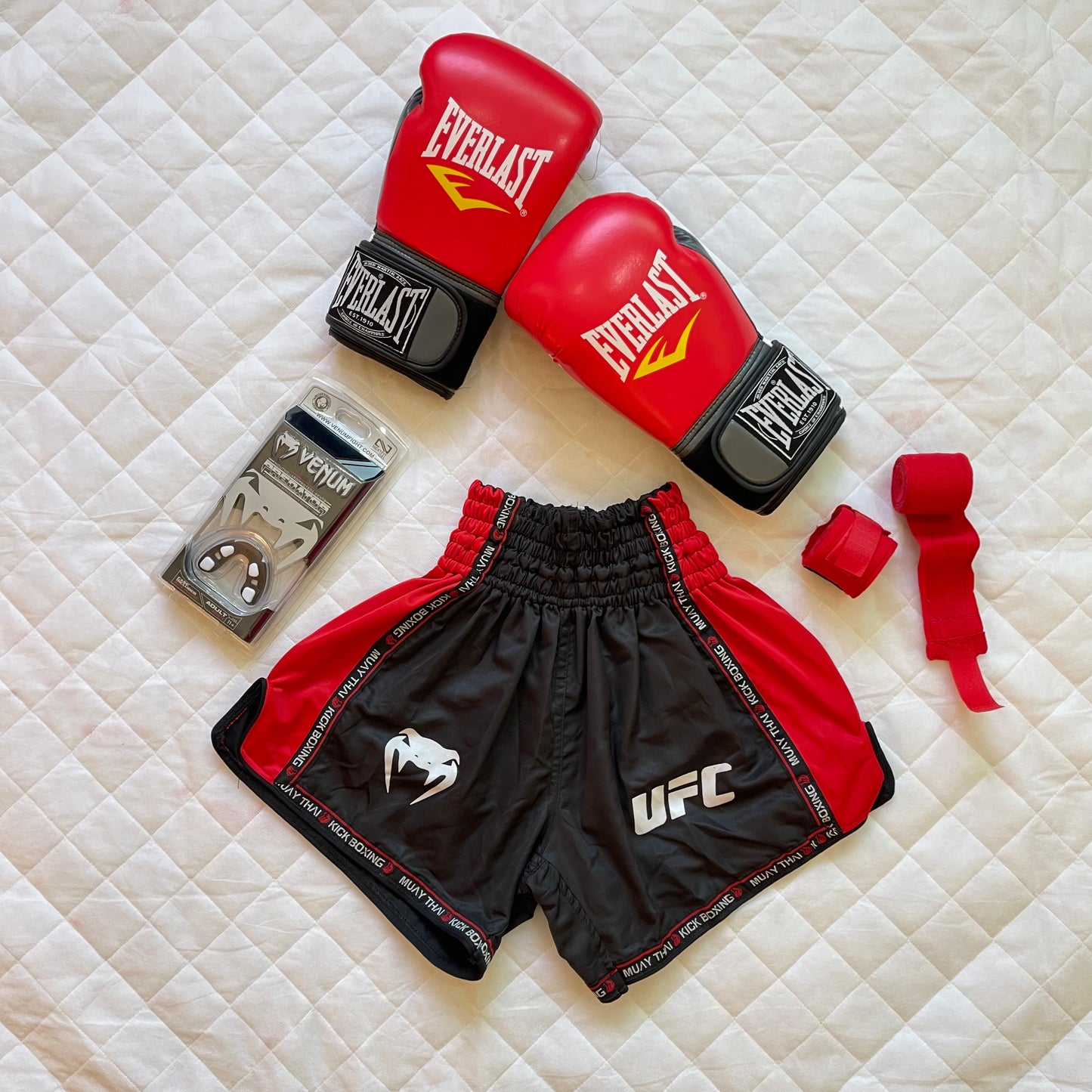 Pack de Boxe EverLast ( Gant Everlast + Short Venum + Protege Dent Venum + Bonde 4,5 )