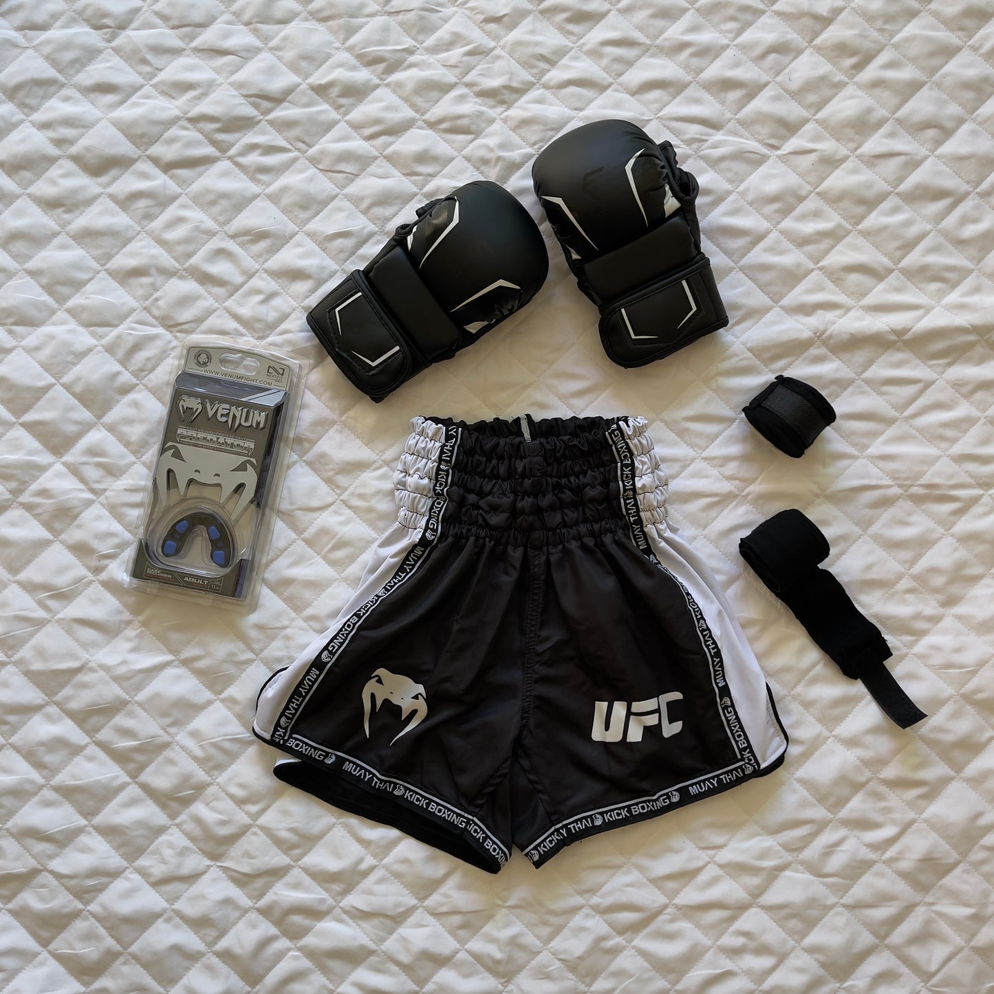 Pack Noir MMA Sparring ( Gant FAFA Sparring + Short Venum + Bonde main 4,5m + protege dent Venum )