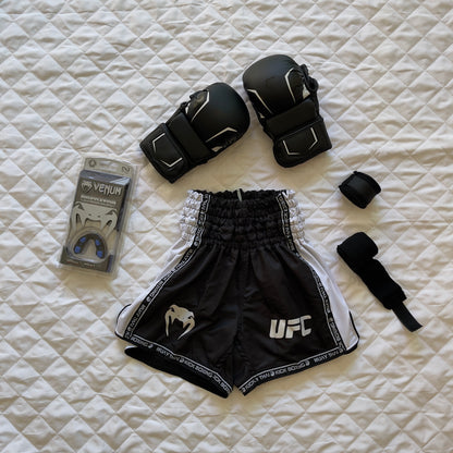 Pack Noir MMA Sparring ( Gant FAFA Sparring + Short Venum + Bonde main 4,5m + protege dent Venum )