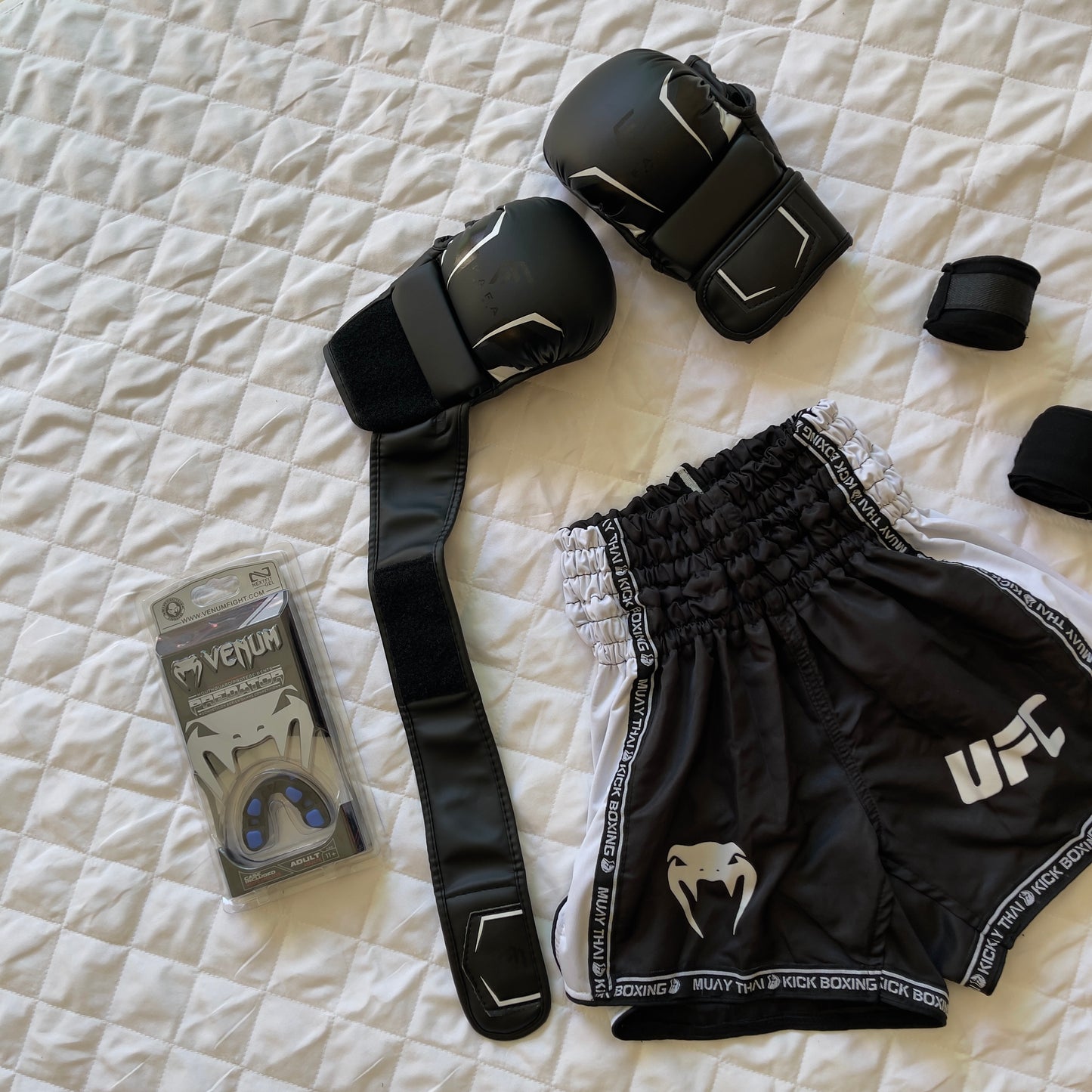 Pack Noir MMA Sparring ( Gant FAFA Sparring + Short Venum + Bonde main 4,5m + protege dent Venum )