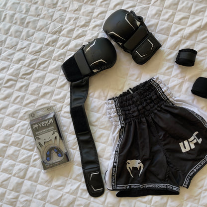 Pack Noir MMA Sparring ( Gant FAFA Sparring + Short Venum + Bonde main 4,5m + protege dent Venum )