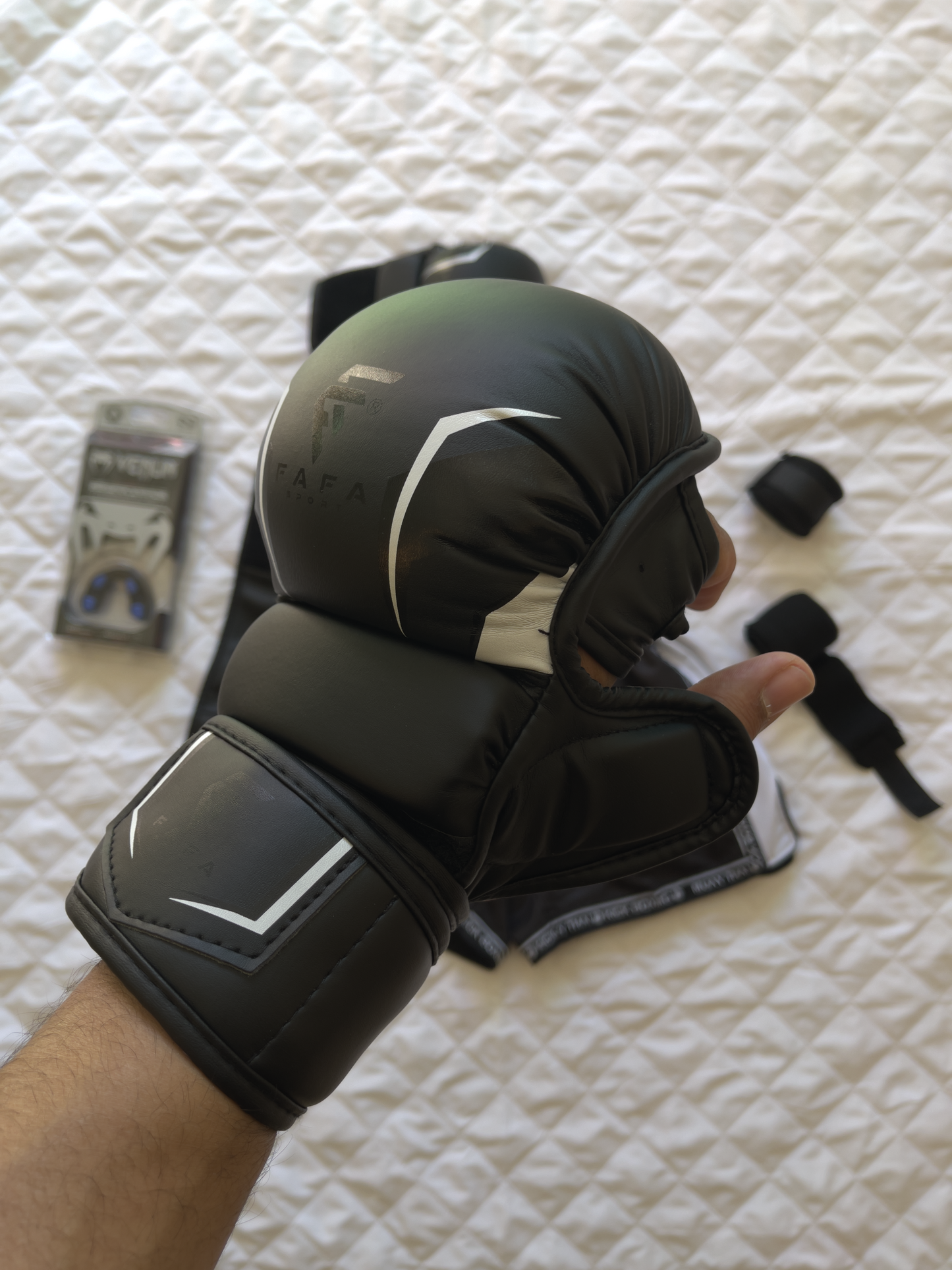 Pack Noir MMA Sparring ( Gant FAFA Sparring + Short Venum + Bonde main 4,5m + protege dent Venum )