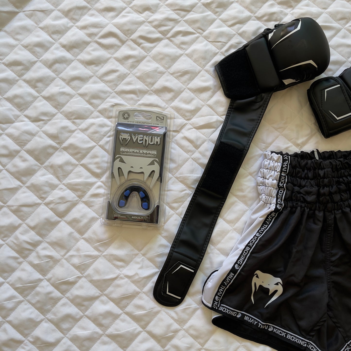 Pack Noir MMA Sparring ( Gant FAFA Sparring + Short Venum + Bonde main 4,5m + protege dent Venum )