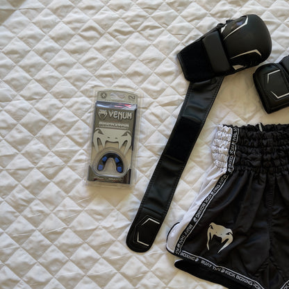 Pack Noir MMA Sparring ( Gant FAFA Sparring + Short Venum + Bonde main 4,5m + protege dent Venum )