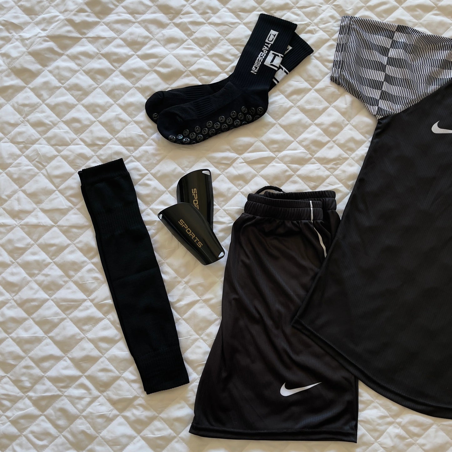 Pack Elite Footballeur( Ensemble Nlke + Protege Tibia + chaussettes en silicone + chaussettes longues )