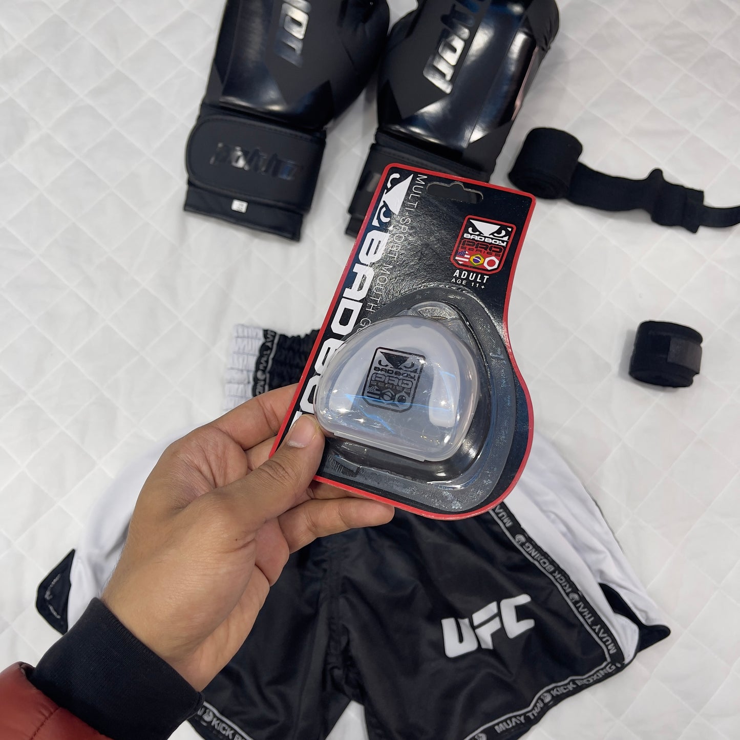 Pack de Boxe Noir ( Short Venum + Gant Pakka Noir + Protege Dent BadBoy + Bonde noir 4,5m )