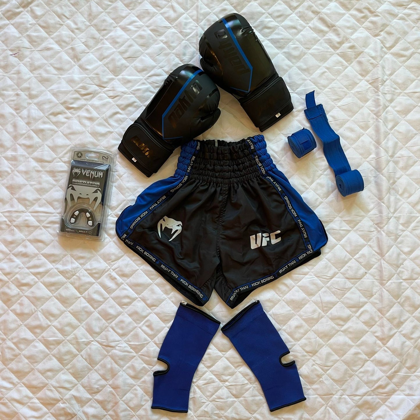 Pack de Boxe Pack Pakka ( Gants Pakka + Bonde main 4,5m + Bonde Cheville + Short Venum + Protege Dent Venum )
