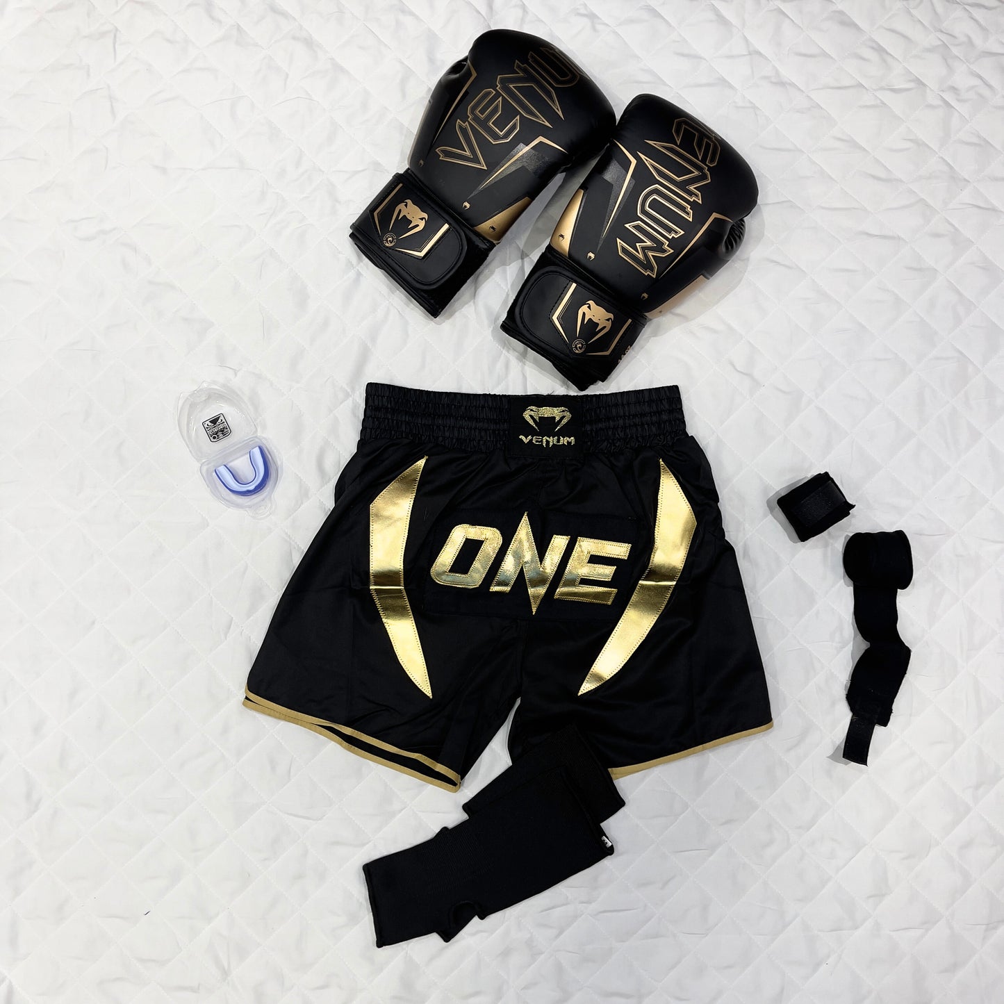 Gold Pack Venum: ONE Short + Venum Gant + Protege dent BadBoy + Bonde main + Bonde Pied