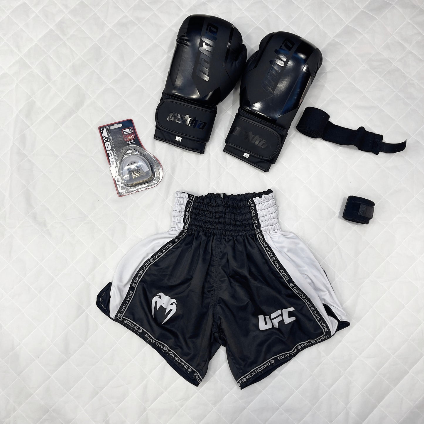 Pack de Boxe Noir ( Short Venum + Gant Pakka Noir + Protege Dent BadBoy + Bonde noir 4,5m )